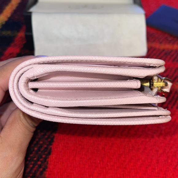 Prada wallet preloved beautiful soft pink pristine condition - Picture 5 of 8